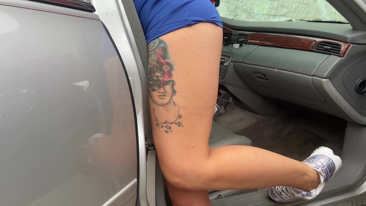 Car Wash Short Skirt No Panites !