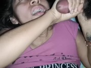 Me encanta masturbar a mi novio y acariciar sus testículos para que me llene la boca de semen 13/16