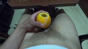 寂寞小伙使用水果