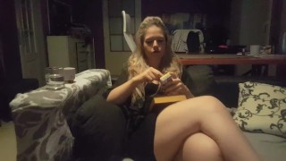 lendo um livro e fumando cigarro