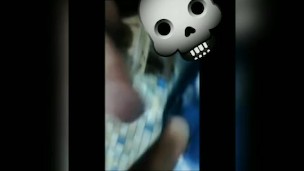 Me desvisto y me masturbo duro