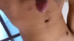 Cubano masturbandose en la ducha