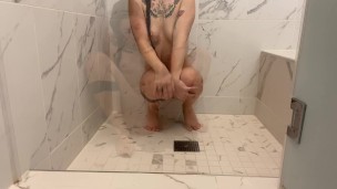 hairy pussy play & pee PREVIEW