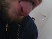 Lusttropfen vom eigenen Schwanz - Precum abgeleckt, probiert und brav geschluckt :-P