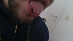 Lusttropfen vom eigenen Schwanz - Precum abgeleckt, probiert und brav geschluckt :-P
