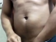 Chico se masturba en el baño de la universidad