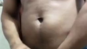 Chico se masturba en el baño de la universidad