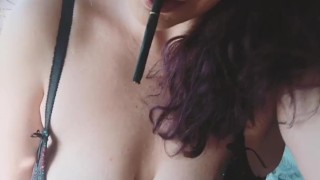 Gordinha fumando gostoso brincando e fumando