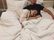 Красотка делает расслабляющий домашний минет во время просмотра фильма - Screenshot 2 of 16 - Cute