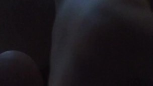 Chichona cachonda se toca mientras duermen en casa quiere verga grande