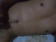 Me vengo a chorros en el cuarto de mi hermana