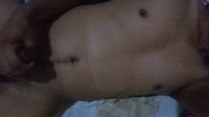 Me vengo a chorros en el cuarto de mi hermana