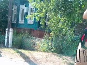 сверкаю сиськами и писькой посреди улицы Exhibitionist Wife