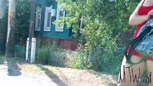 сверкаю сиськами и писькой посреди улицы Exhibitionist Wife