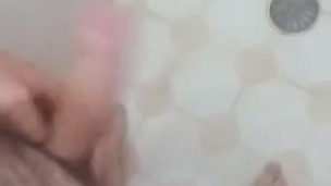 Señor hetero curioso me enseña su verga cuando se baña