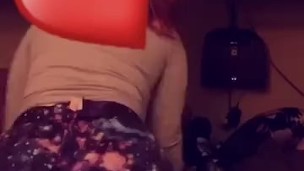 thick white girl twerks for you 