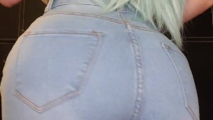 juicy ass tries to fit into jeans
