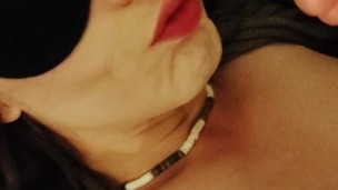 Hot y cachonda Lola es vendada y esposada, y le encanta ser follada en la boca.