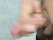 Latino se masturba en el baño