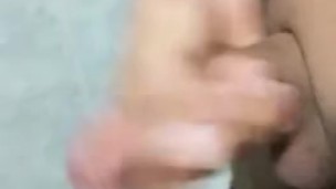 Latino se masturba en el baño