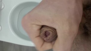Je me branle dans les toilettes du travail