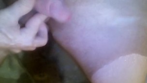 Сосет сам себе дрочит в ванной self suck autofellatio self footjob