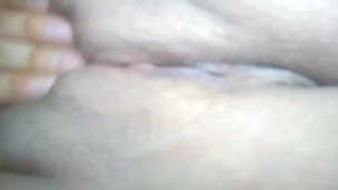 Latina se masturba en su cuarto