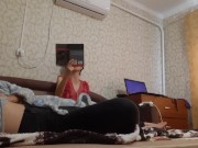 Пока моя мачеха читала книгу в слух, мы со сводной сестрой трахались рядом 2/16