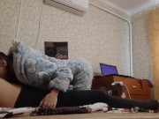 Пока моя мачеха читала книгу в слух, мы со сводной сестрой трахались рядом 3/16