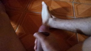 Nice Cumshot on my foot. So horny.