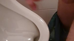 masturbate in the bathroom, masturbando no wc.