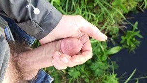 дрочка на улице и камшот в лужу