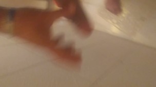 Latino masturbándose en baño 