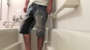 ジーンズで大量お漏らしおしっこ Pee leaking a lot with jeans