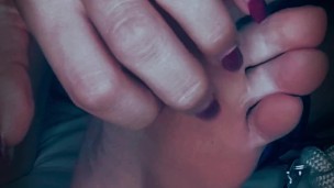 AMATEUR MILF TICKLING TIED MAN FEET WITH LONG NAILS
