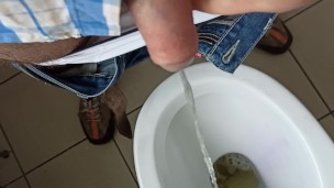 I take off my panties and piss in the toilet ... Снимаю трусы и ссу в туалете...