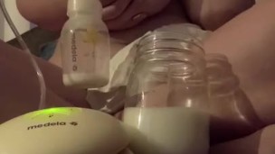 Milkymama using a pump for 13 straight minutes filling a mason jar to the brim 