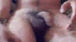 Hombre se masturba en casa