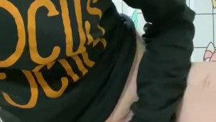 Quick masturbation while at a friend’s house