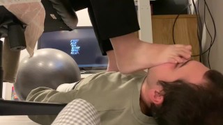 Girlfriend's stinky feet smelled under desk - Video di sesso ...