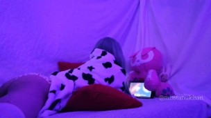 Ruiva se masturbando assistindo Hentai lésbica com vibrador quando os pais estão em casa orgams