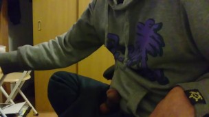 椅子に座ってオナニー