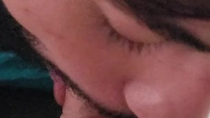 CHUPANDO O PAU UNCUT DO MEU MARIDO ATÉ GOZAR