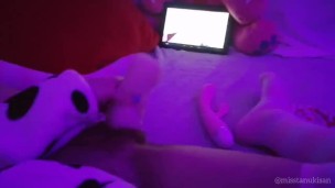 Amador kawaii menina japonesa masturb com buceta de bolso assistindo lésbica Hentai teen orgasmo sem censura
