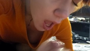 Eu amo engasgar e engasgar com seu pau para que ele possa gozar forte