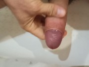 I jerk off quickly and cum in the bathroom. Быстро дрочу и кончаю в ванной.