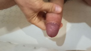 I jerk off quickly and cum in the bathroom. Быстро дрочу и кончаю в ванной.