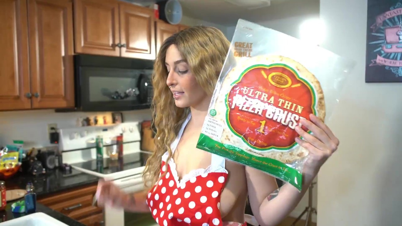 Hot mom makes pizza. Pussy and ass exposed - Free Sex Video - RedTube