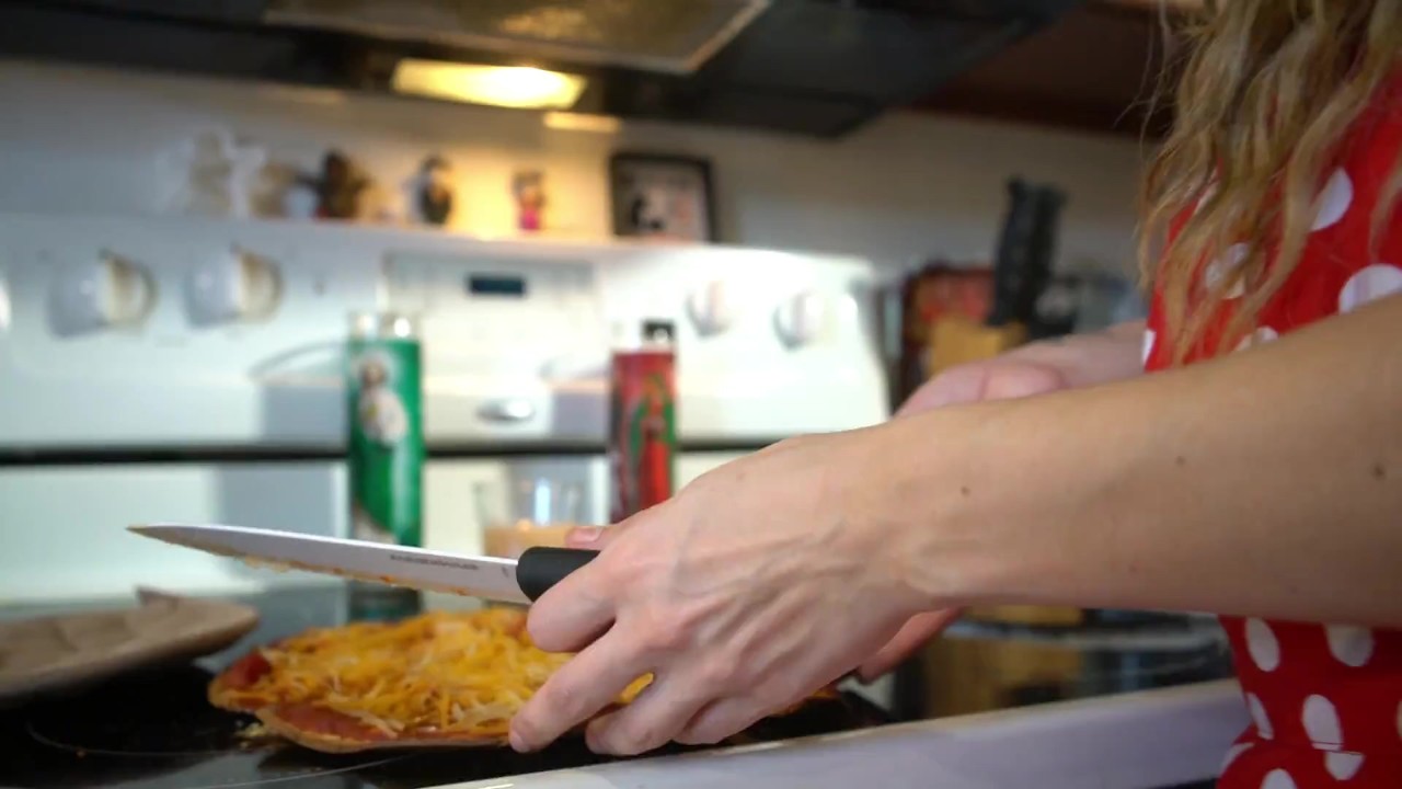 Hot mom makes pizza. Pussy and ass exposed - Free Sex Video - RedTube