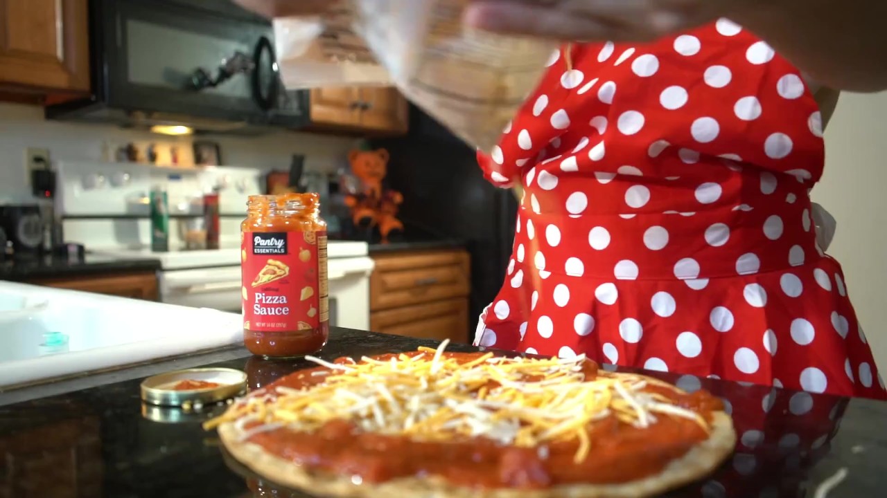 Hot mom makes pizza. Pussy and ass exposed - Free Sex Video - RedTube